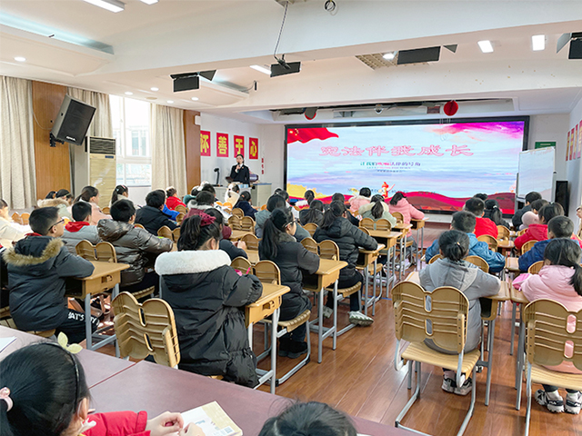 钟楼:干警为怀德苑小学学生讲授《宪法伴我成长》法治课_常州市钟楼区